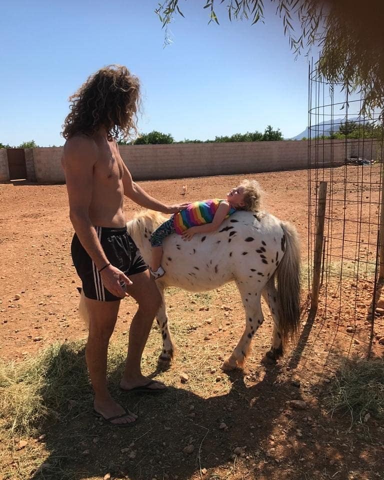 Caricias al poni manchado