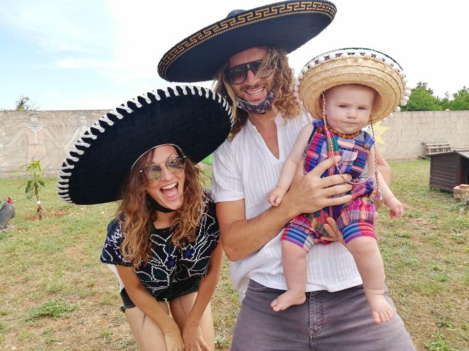 Familia con sombreros compartiendo un rato en el rancho