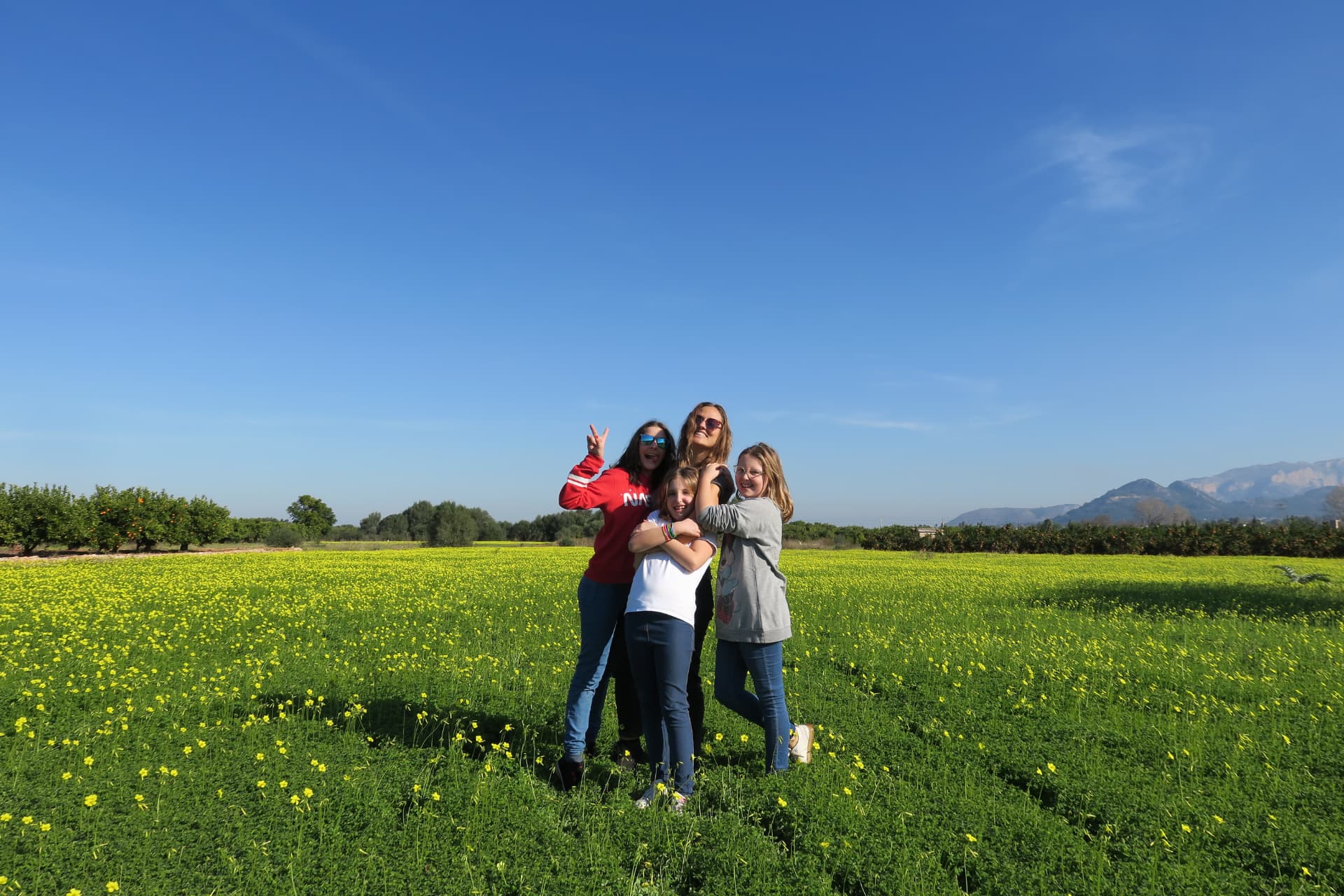 Amigas en el campo de flores