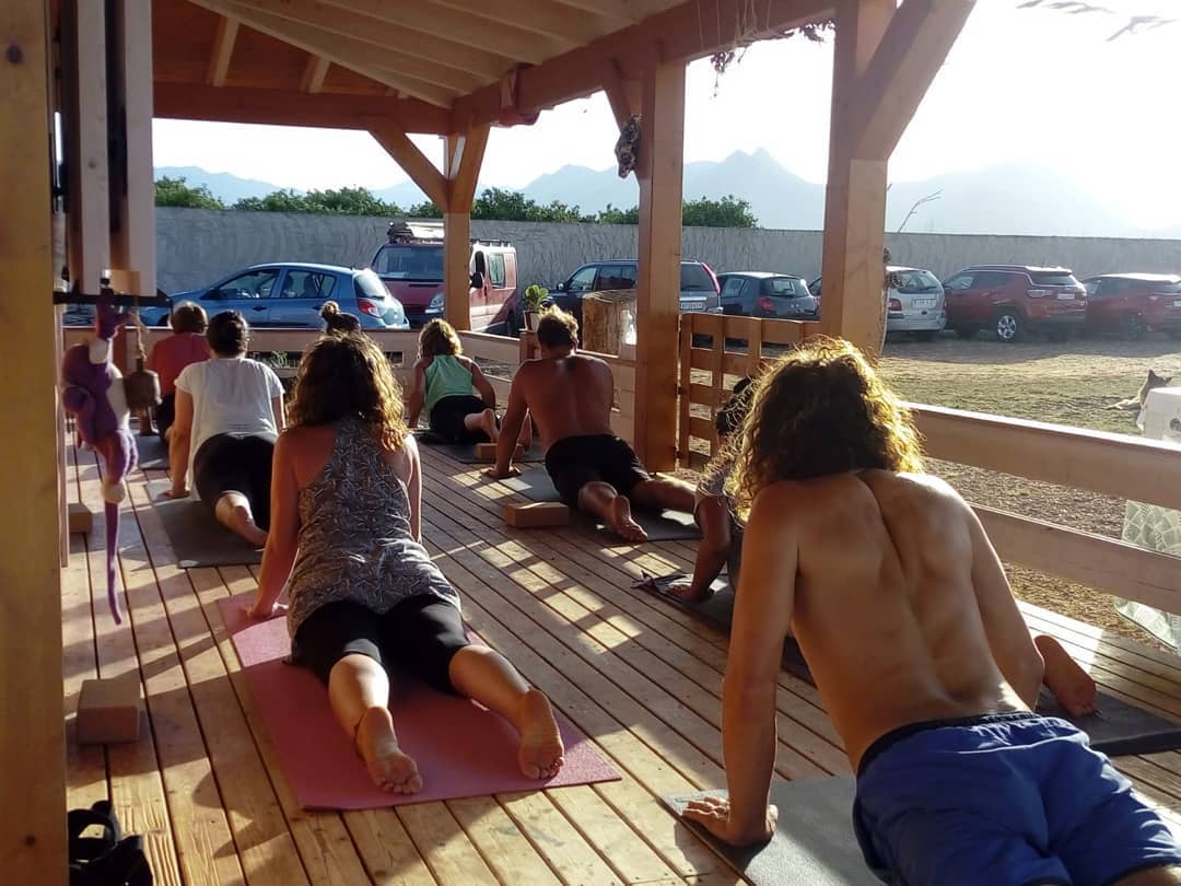 Clase de yoga en el porche
